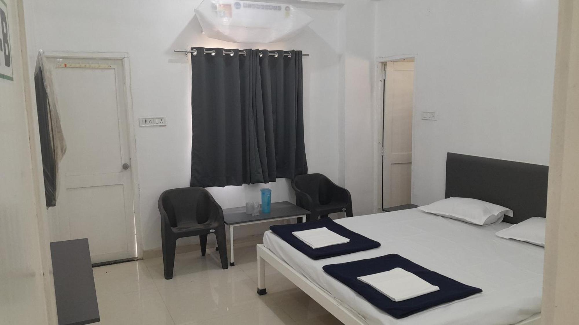 Hotel Gulati Suites Washim Bagian luar foto