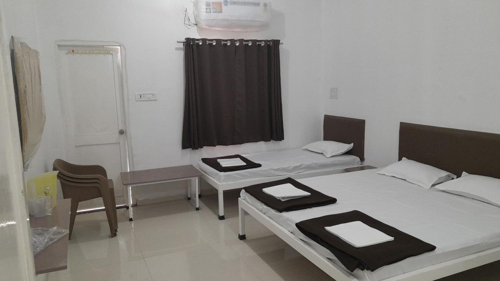 Hotel Gulati Suites Washim Bagian luar foto